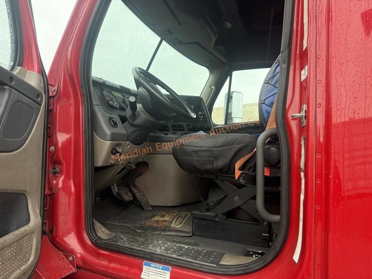 2015-freightliner-cascadia-113-image-33