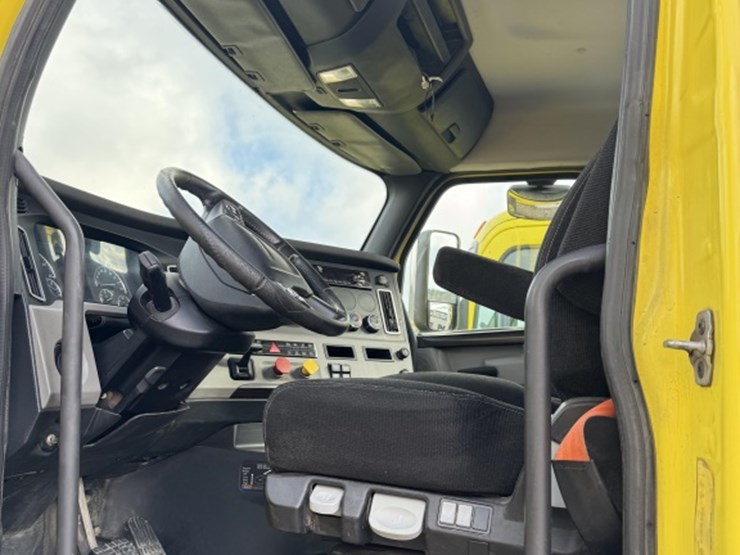 2018-freightliner-cascadia-126-image-7