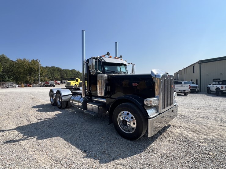 2015-peterbilt-389-image-9