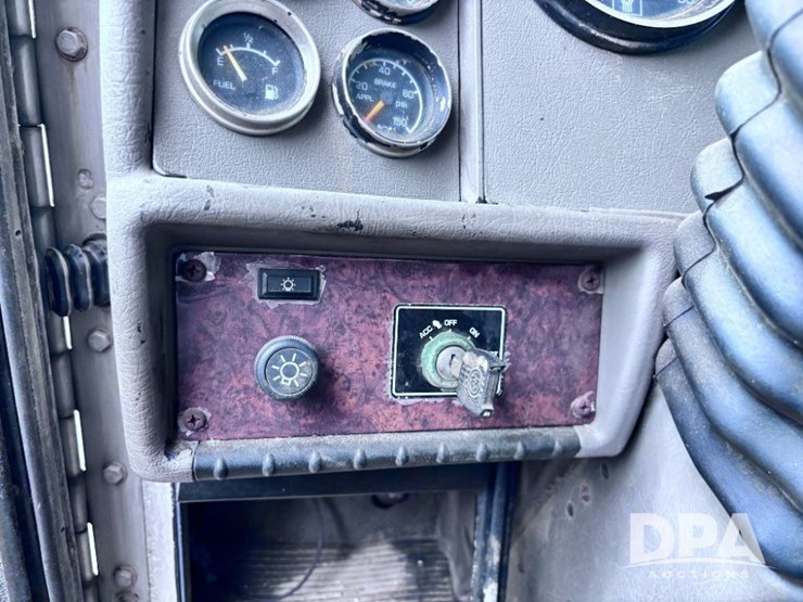 2005-kenworth-t300-image-76