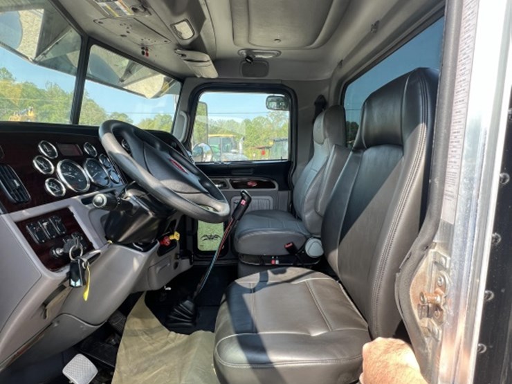 2015-peterbilt-389-image-15