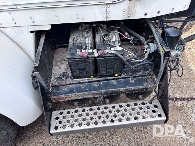 2005-kenworth-t300-image-20