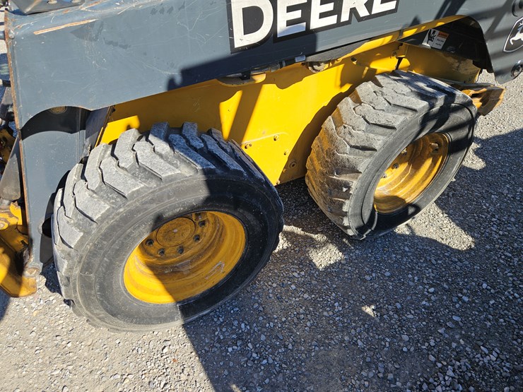 2010-deere-320d-image-11