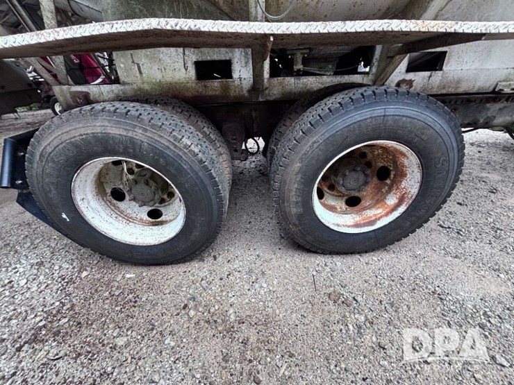 2003-volvo-10-image-44