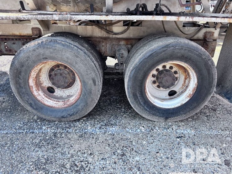 2003-volvo-10-image-37