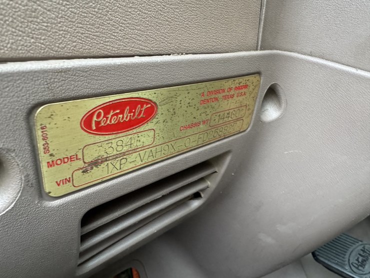 2014-peterbilt-384-image-15