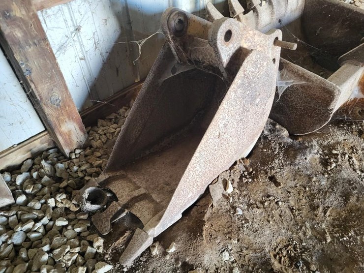 18"-backhoe-bucket-off-of-john-deere-310c-loader-backhoe-image-1