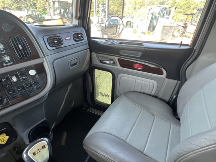 2015-peterbilt-389-image-19