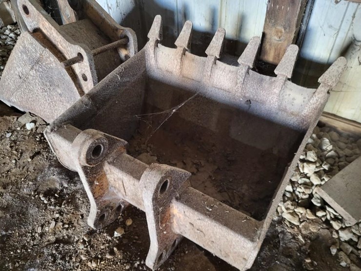 36"-backhoe-bucket-off-of-john-deere-310c-loader-backhoe-image-4