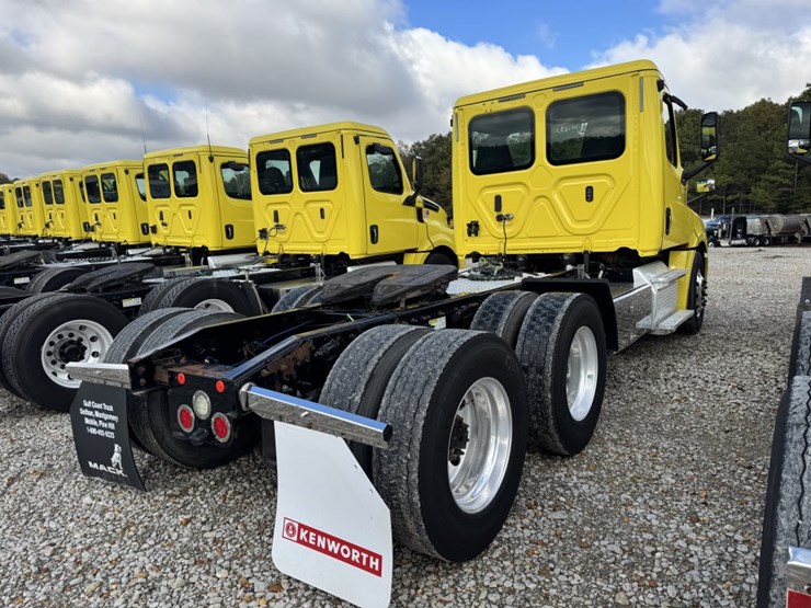 2018-freightliner-cascadia-126-image-5