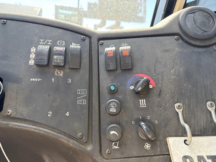 2013-caterpillar-tl642c-image-22