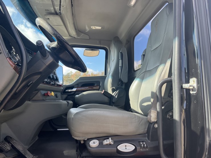 2021-kenworth-w990-image-21