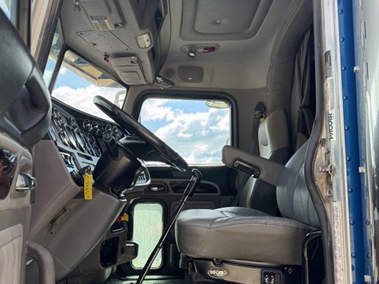 peterbilt-389-image-11