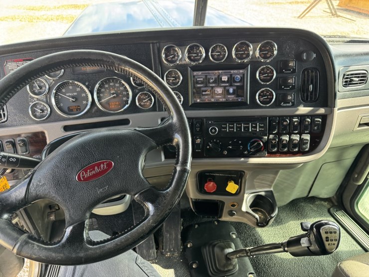 peterbilt-389-image-13