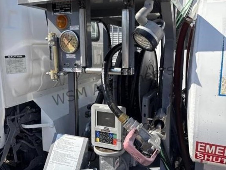 2004-isuzu-npr-image-12