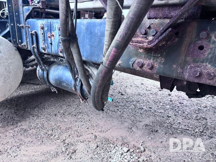 2001-freightliner-fld112-image-29