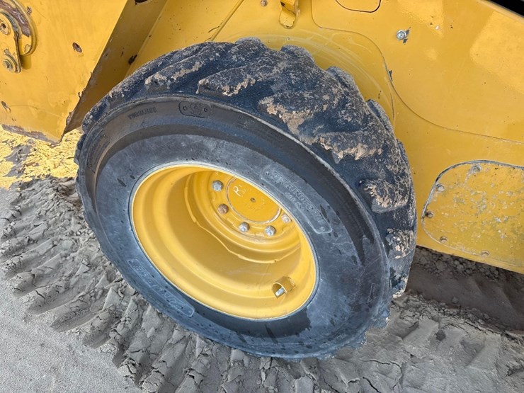 caterpillar-242d-image-12