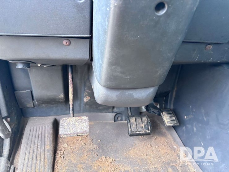 2003-volvo-10-image-75