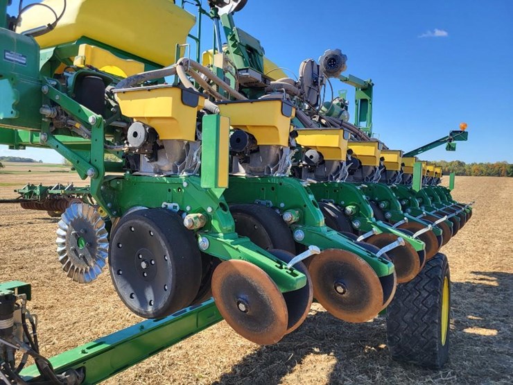 2021-john-deere-1745-image-14