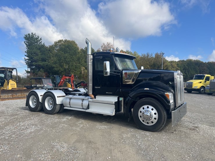 2021-kenworth-w990-image-5