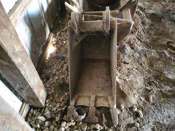 18"-backhoe-bucket-off-of-john-deere-310c-loader-backhoe-image-5