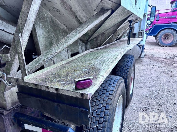 2003-volvo-10-image-41