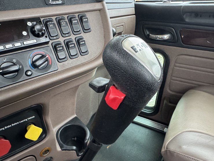 2014-peterbilt-384-image-11