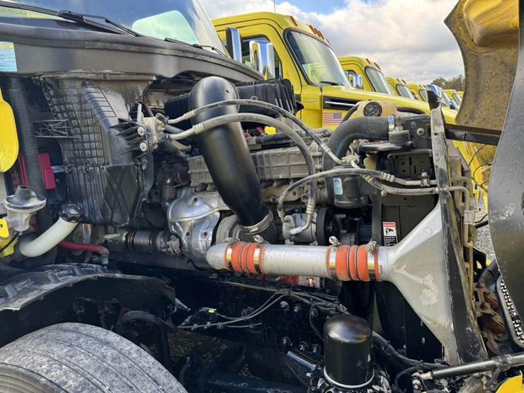 2018-freightliner-cascadia-126-image-11