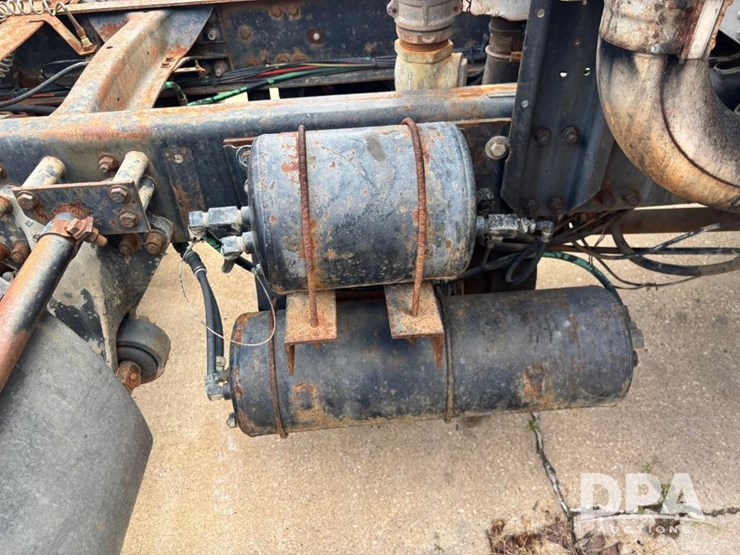 1994-freightliner-fld120-image-40