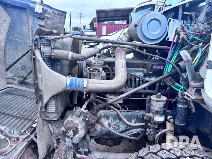 2001-freightliner-fld112-image-51