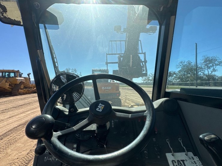 2013-caterpillar-tl642c-image-19