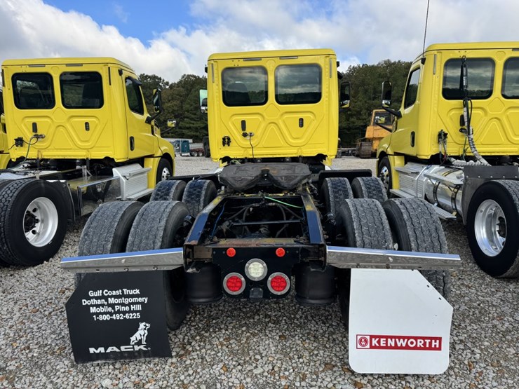 2018-freightliner-cascadia-126-image-6