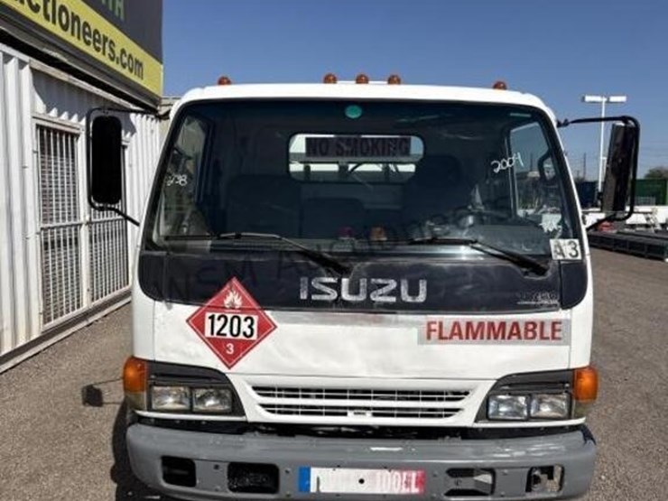 2004-isuzu-npr-image-3