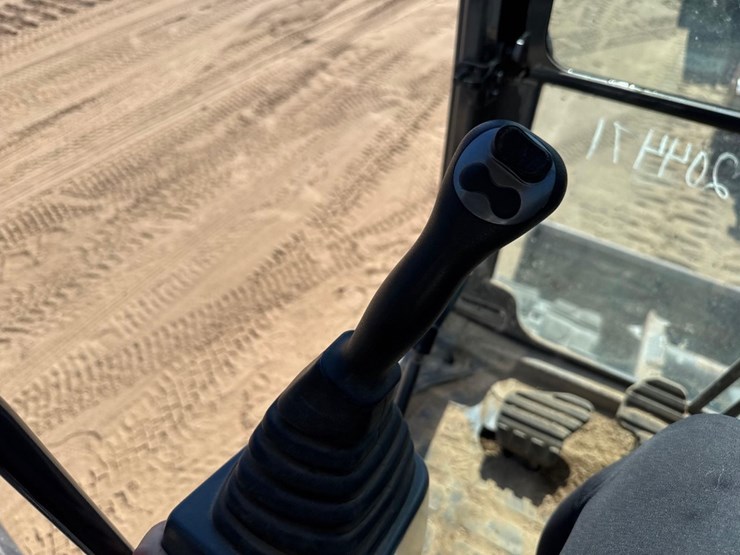 2022-case-cx57c-image-29