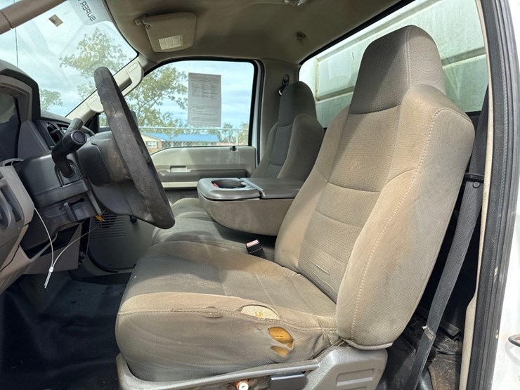 2010-ford-f550-xl-image-25