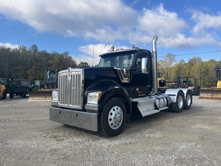 2021-kenworth-w990-image-2