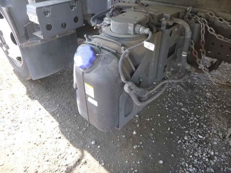 2017-isuzu-nqr-image-10