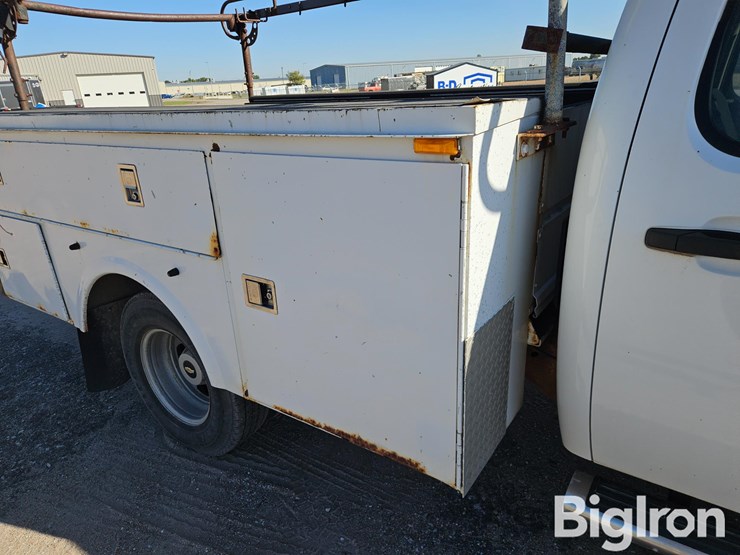 2011-chevrolet-silverado-3500-image-15