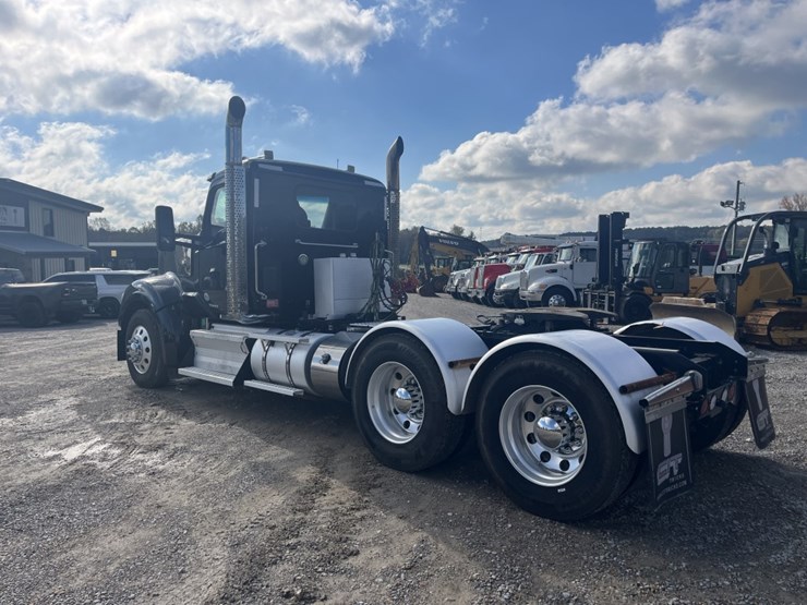 2021-kenworth-w990-image-10