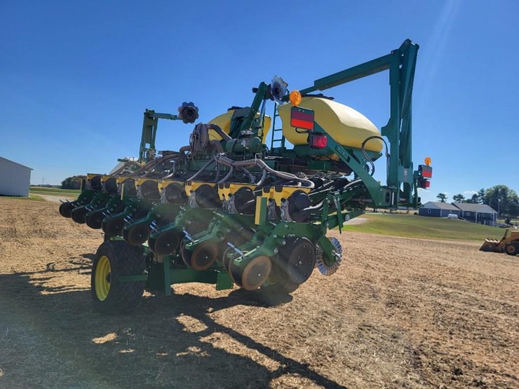 2021-john-deere-1745-image-5