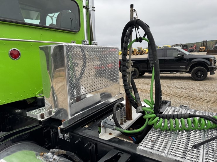 2014-peterbilt-384-image-9