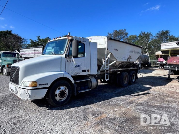 2003-volvo-10-image-1