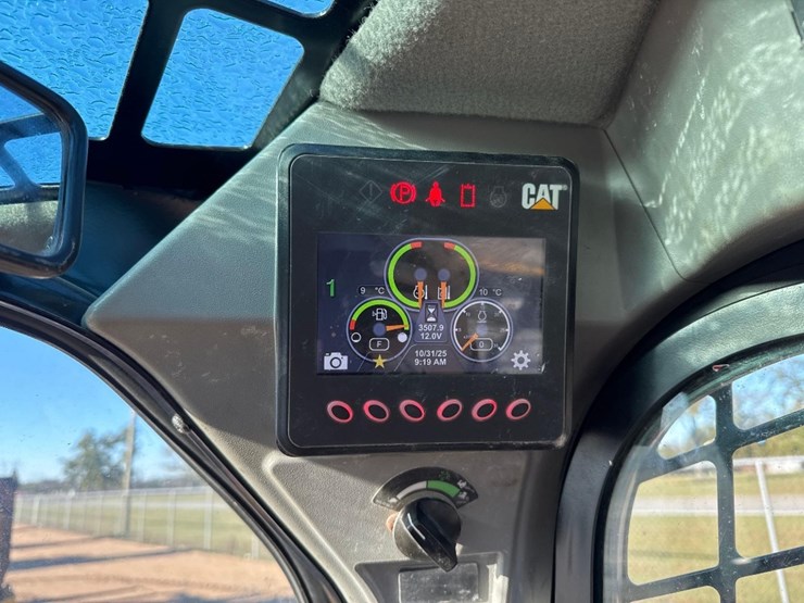 caterpillar-242d-image-25