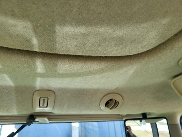 2011-john-deere-8235r-image-77