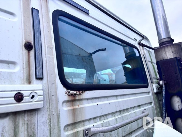 2003-volvo-10-image-29