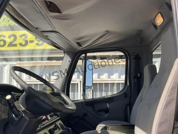 2011-freightliner-m2-digger-derrick-image-35