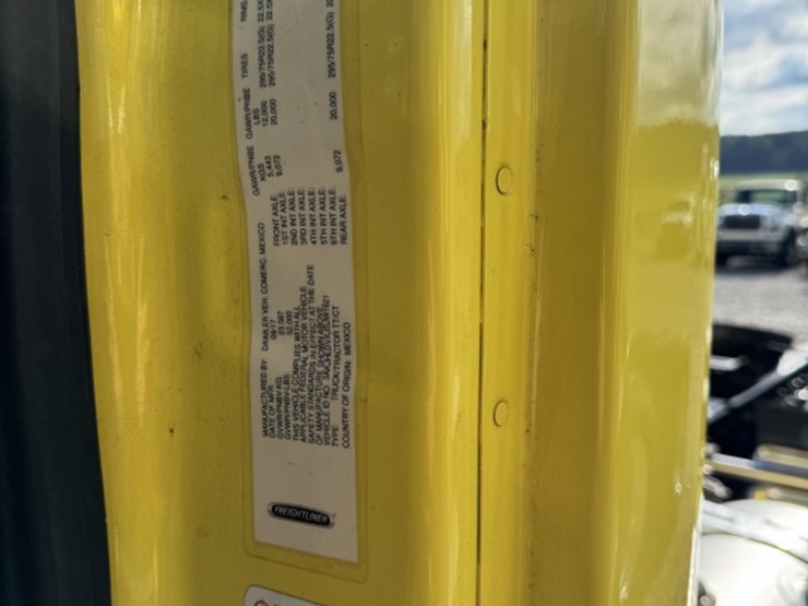 2018-freightliner-cascadia-126-image-12