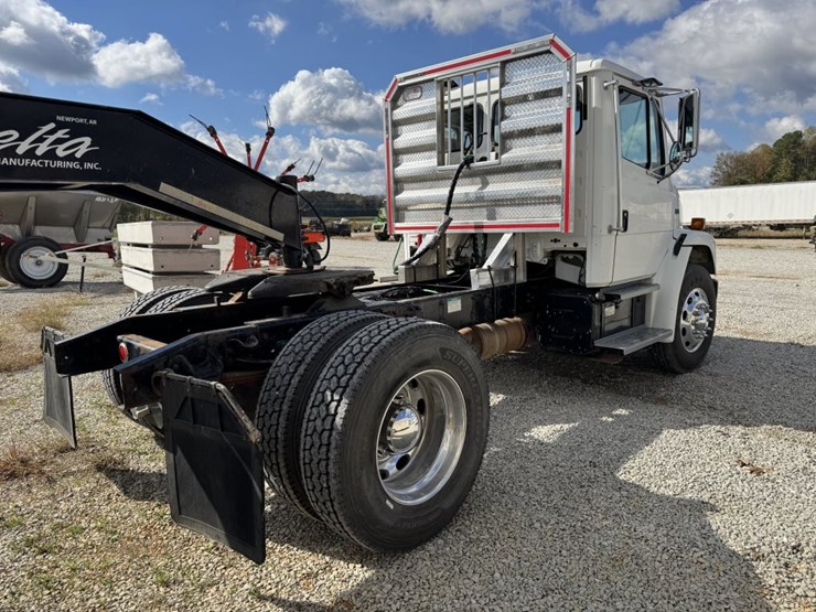 1999-freightliner-fl70-image-4