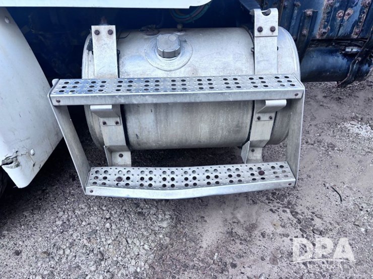 2001-freightliner-fld112-image-23