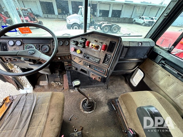 1994-freightliner-fld120-image-76